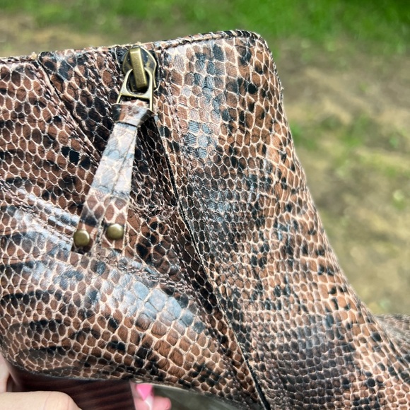 Lucca Lane Avra Brown Snakeskin Ankle Booties size 8.5 - Picture 7 of 10